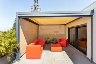 Nabij de Sint-Michielskerk vinden we deze prachtige penthouse terug. De penthouse beschikt over een totale grondoppervlakte 151m²met een subliem, zuidwest gericht terras van maar liefst 46m².en is volledig instapklaar en afgewerkt met kwalitatieve materialen.GROTE TROEVEN:- aangesloten op het warmte net- mogelijkheid om individuele zonnepanelen te plaatsen Indeling van het appartement:- inkomhal met gastentoilet- ruime berging/wasplaats- woonkamer met zit - en eetplaats- open keuken met alle toestellen - 2 slaapkamers- badkamer met lavabo & douche- ruim terrasStaanplaats en berging mee aan te kopenTroeven:- volledige privacy- rustig (geen straatlawaai)- gans de dag zon (ZW ligging)- luxe terras met fenomenale vergezichten- 4 gevels (geen directe buren en geen inkijk)- recentelijk gerenoveerd en volledig instapklaar- goeie verbindingswegen (R32 vlakbij)Wil je een afspraak vastleggen of wens je meer info over dit appartement te Roeselare? Neem dan contact met Jeroen Taillieu - 0493 25 14 33 of via jeroen.taillieu@dewaele.comBestuursmaatregelen in het maatregelenregister: nee