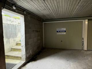 Centraal gelegen in het domein Sunparks bevindt zich een garagecomplex waarvan deze afgesloten garagebox met manuele poort deel uitmaakt.In de...