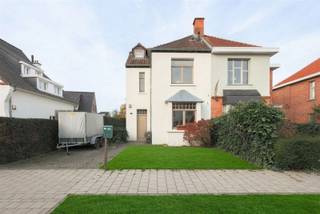 <p><span>KARAKTERVOLLE OP TE FRISSE GEZINSWONING OP TOPLOCATIE IN OUDE ELSDONK 4 SLAAPKAMERS | 2 BADKAMERS | DIEPE TUIN</span></p><p><span>In de gegeerde wijk </span><span>Oude Elsdonk</span><span> in Edegem bevindt zich deze charmante en bijzonder ruime gezinswoning op een perfect georiënteerd perceel. Dankzij haar karaktervolle uitstraling, royale volumes en uitstekende ligging is dit een ideale thuis voor wie op zoek is naar ruimte, licht en een warme gezinsomgeving.</span></p><p><span>Bij het binnenkomen word je meteen verwelkomd in de uitzonderlijk ruime woon- en leefruimte, waar hoge plafonds en grote raampartijen zorgen voor een aangenaam gevoel van licht en openheid. De gezellige zithoek met open haard vormt de perfecte plek om te ontspannen met familie of vrienden.</span></p><p><span>De open keuken sluit naadloos aan op de leefruimte en kijkt uit op de bijzonder diepe tuin. Deze zonnige buitenruimte biedt tal van mogelijkheden en kan, met een opfrissing, uitgroeien tot een echte groene oase.</span></p><p><span>Op de eerste verdieping bevinden zich drie ruime slaapkamers, allemaal met hoge plafonds en een aangenaam ruimtegevoel. De badkamer is uitgerust met een ligbad, douche en een dubbele wastafel.</span></p><p><span>De tweede verdieping vormt een volwaardige masterverdieping. Deze kamer beschikt over een open badkamerconcept en creëert een unieke, loftachtige sfeer.</span></p><p><span>Daarnaast beschikt de woning over een praktische, droge kelder die ideaal is als opslagruimte.</span></p><p><span>Troeven:</span></p><ul><li><span>Gelegen in de gegeerde wijk Oude Elsdonk</span></li><li><span>Zeer ruime en lichtrijke leefruimtes</span></li><li><span>Karaktervolle woning met hoge plafonds</span></li><li><span>Diepe, perfect georiënteerde tuin</span></li><li><span>4 volwaardige slaapkamers</span></li><li><span>2 badkamers</span></li><li><span>Gezellige open haard</span></li><li><span>Droge en praktische kelder</span></li><li><span>Nabij scholen, winkels, openbaar vervoer en belangrijke invalswegen</span></li></ul><p><span>Kijk- en biedmoment vanaf 6 augustus 2026.</span></p><p><span>Ben je op zoek naar een karaktervolle woning met veel ruimte, een uitstekende ligging en de mogelijkheid om er jouw droomwoning van te maken? Dan is dit een unieke opportuniteit die je niet mag missen.</span></p>
