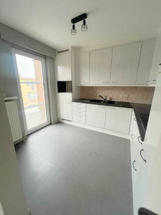 TOF LEUK STARTERSAPPARTEMENT MET 2 SLAAPKAMERS 2 de verd :  (geen lift ) inkomhal, aparte w.c, gezellige living naastliggende moderne ingerichte...
