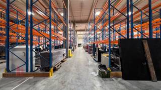 Deze polyvalente bedrijfsgebouw combineert een ruime <strong>magazijnruimte van 2.500 m²</strong> met mogelijkheid tot huren van <strong>kantoorruimte tot 600 m²</strong> indien gewenst, en is uitermate geschikt voor bedrijven actief in opslag, distributie of lichte productie die op zoek zijn naar een efficiënte en goed bereikbare uitvalsbasis.<br /><br />De <strong>magazijnruimte</strong> beschikt over een oppervlakte van <strong>2.500 m²</strong>. De open structuur laat een flexibele inrichting toe en biedt diverse mogelijkheden naargelang de noden van de gebruiker. Het magazijn geniet een vrije hoogte van 8,5m en is toegankelijk via <strong>2 brede automatische sectionaalpoorten (4m H x 6m B)</strong>, wat zorgt voor een vlotte goederenstroom en een efficiënte logistieke werking. De site is bovendien geschikt voor vrachtverkeer met voldoende <strong>manoeuvreerruimte</strong>.<br /><br />Het optionele kantoorgedeelte omvat in totaal 600 m² en is verdeeld over twee niveaus van elk 300 m². <br /><br />Het gebouw is gelegen binnen de gevestigde bedrijvenzone Mechelen-Noord. De locatie geniet van een uitstekende bereikbaarheid dankzij de onmiddellijke nabijheid van de<strong> E19 </strong>en de <strong>R6</strong>, met vlotte verbindingen richting Antwerpen en Brussel. <br /><br />Voor bijkomende informatie of een bezoek ter plaatse kan u contact opnemen met <strong>PANORAMA B2B</strong> op <strong>0477 07 30 30</strong>.
