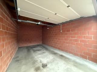 1 afzonderlijke gemetste garage te huur in het centrum van Roeselare, Karnemelkstraat 36. De garage is centraal gelegen: in het centrum, dichtbij markt, school, winkels. Deze garage is gemakkelijk te bereiken en in en uit te rijden. De garage heeft een automatische poort met afstandsbediening. De garage is geïsoleerd, er is een lichtpunt en stroom aanwezig en gratis regenwater om de auto te wassen.<br /><br />Vrij vanaf 1/09/2026. Huurprijs 80 €/mnd.