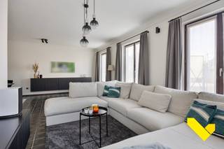 Deze woning, gelegen in het centrum van Dessel, is met een bewoonbare oppervlakte van 172m² aangenaam ruim en omvat veel 'natuurlijk' lichtinval...