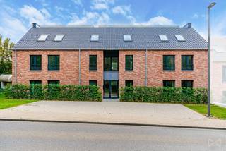 <p>INFOS &amp; VISITES - BUHLER LAURIE - +32477580060 - laurie.b@weinvest.be<br /><br />Nieuwbouwduplex met mogelijkheid tot aparte professionele ruimte in Faux<br />Aan de rand van Faux, waar Court-Saint-Étienne overgaat in het groene landschap, ontdekt u dit prachtige nieuwbouwduplexappartement met hoogwaardige afwerking. Het biedt een vrij uitzicht over het Brabantse platteland, terwijl alle voorzieningen zich op korte afstand bevinden.</p>
<p>De grootste troef is de ruimte van bijna 70 m² op de bovenverdieping, die volledig naar eigen wens kan worden ingericht. Dankzij de aparte toegang via de lift, naast de interne trap, is deze ruimte uitermate geschikt voor de inrichting van een kantoor, praktijkruimte, ruimte voor een vrij beroep of een professionele activiteit aan huis, met behoud van de privacy van de woonruimte.Op de eerste verdieping bevindt zich de lichtrijke leefruimte, die via grote schuiframen uitgeeft op een zuidoostelijk georiënteerd terras met uitzicht op het groen. De volledig uitgeruste keuken sluit naadloos aan op de leefruimte. Deze verdieping omvat verder 3 slaapkamers, 1 badkamer met toilet, 1 doucheruimte met toilet, 1 afzonderlijk toilet met handenwasser en een wasruimte/technische ruimte.De lift bedient alle verdiepingen, van de ondergrondse parking tot de bovenverdieping, en biedt een comfortabele toegang voor zowel privé- als professioneel gebruik.Het pand beschikt over 1 privatieve parkeerplaats in de overdekte parking en 1 buitenstaanplaats.Op het vlak van comfort en energiezuinigheid is het appartement uitgerust met een warmtepomp, fotovoltaïsche zonnepanelen, driedubbele beglazing, een ventilatiesysteem met dubbele luchtstroom en een regenwaterput. <span><b>Energieprestatie: A++.</b></span>Op slechts 200 meter van het treinstation, met een vlotte verbinding naar de N25, Louvain-la-Neuve, Brussel en het centrum van Court-Saint-Étienne.<b>Prijs:</b><span> Bieden vanaf €465.000 excl. btw + 21% btw (€562.650 incl. btw).<br /></span><b>Verplichte parkeerplaatsen:</b><span> €25.000 excl. btw + 21% btw (€30.250 incl. btw).</span>Verkoop onder het btw-stelsel. Beschikbaar bij het verlijden van de notariële akte.</p>