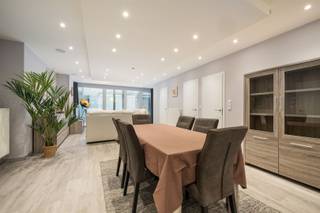 <p><span>Welkom in deze prachtig gerenoveerd appartement gelegen in het hart van Blankenberge! Deze moderne woning beschikt over 2 slaapkamers en 1 badkamer, perfect voor koppels of kleine gezinnen die op zoek zijn naar een stijlvolle en comfortabele woonomgeving.</span></p><p><span> </span></p><p><span>Stap binnen in de ruime open keuken en eetkamer, waar elke maaltijd een feestje wordt. De keuken is uitgerust met hoogwaardige inbouwapparatuur en biedt een strak design met voldoende werkruimte. De eetkamer vloeit naadloos over in de gezellige woonkamer, die baadt in natuurlijk licht dankzij de grote ramen. Hier kunt u heerlijk ontspannen met zicht op de levendige straten van de stad.</span></p><p><span> </span></p><p><span>Beide slaapkamers zijn ontworpen met oog voor detail. De hoofd slaapkamer is licht en ruim, terwijl de tweede slaapkamer perfect is als kinderkamer of extra ruimte voor gasten. Een elegante badkamer met moderne afwerking maakt deel uit van deze uitnodigende woning.</span></p><p><span> </span></p><p><span> Dit appartement heeft voordeel van een fantastische locatie met alle voorzieningen en de kust op loopafstand. Met een gezinsvriendelijke omgeving en volop recreatiemogelijkheden in de buurt, biedt deze woning een ideale balans tussen stedelijk wonen en ontspanning.</span></p><p><span> </span></p><p><span>Mis deze unieke kans niet om te wonen in een van de meest gewilde buurten van Blankenberge! Neem vandaag nog contact met ons op voor meer informatie of om een bezichtiging te plannen.</span></p><p><span>op enkele stappen van het app kan een auto staanplaats worden gehuurd op jaarbasis.</span></p><p><span>Plan een bezoek Bel 050/41.55.50</span></p>