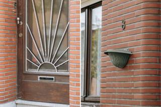 <p>Op zoek naar een woning die je volledig naar eigen smaak kan omvormen? Deze karaktervolle woning in de Uitspanningstraat 8 te Wilrijk biedt tal van mogelijkheden voor wie potentieel weet te zien! Gelegen in een rustige éénrichtingsstraat, geniet je hier van een aangename en kindvriendelijke omgeving. In de directe nabijheid vindt je een speelpleintje en het Park van Eden, ideaal voor gezinnen of wie houdt van groen en rust, terwijl alle voorzieningen vlot bereikbaar blijven.</p><p><br /></p><p>Bij het betreden van de woning kom je binnen in een ruime inkomhal met een mooie authentieke trap die onmiddellijk de charme van het pand weergeeft. Verder beschikt de woning over een lichtrijke leefruimte met aansluitende keuken. Ook de badkamer bevindt zich op het gelijkvloers. Achteraan is er nog een gezellige koer/tuin.</p><p><br /></p><p>Op de bovenverdieping bevinden zich drie kamers: twee volwaardige slaapkamers en een derde kamer die perfect kan ingericht worden als bureau, dressing of berging.</p><p><br /></p><p>Kortom, een ideale opportuniteit voor wie op zoek is naar een renovatieproject met karakter, gelegen in één van de leukste straten van Wilrijk!</p><p><br /></p><p><strong>Extra troeven:</strong></p><ul><li>Rustige éénrichtingsstraat</li><li>Zeer kindvriendelijke buurt</li><li>Veel renovatiepotentieel</li></ul>