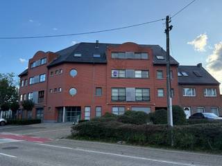 In Bergom, Herselt, bieden wij dit lichtrijke appartement aan op de tweede verdieping van een gebouw uit 2005. Met een oppervlakte van 101 m² volgens het EPC, twee slaapkamers, een terras en een lift combineert het appartement een praktische indeling met comfortabel wonen. Het pand is momenteel verhuurd aan een uitstekende huurder en is daardoor ook bijzonder interessant voor investeerders.<br />Je komt binnen via de inkomhal met ingemaakte kasten, die handige opbergruimte bieden voor jassen, schoenen en dagelijkse spullen. Het afzonderlijke gastentoilet vult de praktische indeling aan.<br />De ruime leefruimte vormt het hart van het appartement. De lichtinval en de open verbinding met de keuken zorgen voor een aangenaam ruimtelijk gevoel. Er is plaats voor zowel een gezellige zithoek als een eethoek, waardoor wonen, koken en samen tafelen mooi op elkaar aansluiten. De ingerichte keuken maakt deel uit van het geheel en laat toe om tijdens het koken contact te houden met familie of bezoek.<br />Aansluitend bevindt zich een afzonderlijke berging met wasplaats. Deze biedt ruimte voor de wasmachine, huishoudmateriaal en voorraad: een nuttige aanvulling op de aanwezige opbergmogelijkheden.<br />Het appartement beschikt over twee slaapkamers, waarvan één met een dressing. De tweede kamer kan naar behoefte worden ingericht als slaapkamer, logeerkamer of thuiskantoor. De badkamer is uitgerust met een inloopdouche en een dubbele wastafel.<br />Het terras vormt een aangename buitenruimte waar je een zitje kunt inrichten en ontspannen in de openlucht. De zonneluifel biedt beschutting tegen de zon. Bovendien is er een praktische buitenberging aanwezig.<br />Ook technisch beschikt het appartement over verschillende troeven. De verwarming gebeurt via een individuele condenserende aardgasketel. Het recente EPC bedraagt 120 kWh/m² per jaar, goed voor energielabel B. De elektrische installatie is conform en er zijn individuele meters voor water, gas en elektriciteit. De lift maakt de tweede verdieping vlot bereikbaar.<br />Voor investeerders biedt de bestaande verhuring een concreet vertrekpunt. De contractuele huurprijs bedraagt €850 per maand, vermeerderd met €50 forfaitaire gemeenschappelijke kosten. De negenjarige huurovereenkomst ging in op 7 november 2025. De combinatie van een uitstekende huurder, een praktische indeling en een gunstig EPC-label maakt dit appartement een interessante vastgoedbelegging.<br /> 