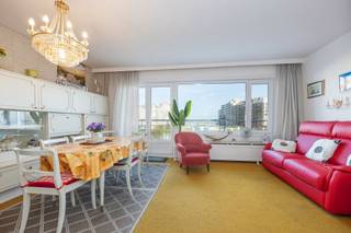 <p><strong>Residentie PANORAMIC C – Westende: instapklare gemeubelde studio met ver zeezicht.</strong></p>
<p>Op een uitstekende ligging in Westende, op wandelafstand van zee en strand, bevindt zich deze charmante en volledig gemeubelde studio in een verzorgde residentie met fietsenberging.</p>
<p>De studio is gelegen op de 2e verdieping en geniet van een aangenaam open zicht met ver zeezicht.</p>
<p>Dankzij de grote raampartijen baadt de leefruimte in het licht en heeft u rechtstreeks toegang tot het terras, waar het heerlijk vertoeven is.</p>
<p>Indeling: inkomhal met vestiairemogelijkheden, lichtrijke leefruimte met zithoek en eetplaats, ingerichte kitchenette, badkamer met douche, toilet en wastafel. Het appartement wordt volledig gemeubeld verkocht, ideaal als tweede verblijf of investering.</p>
<p>Interesse in deze ideale pied-à-terre aan de kust? Contacteer ons voor een bezoek !</p>