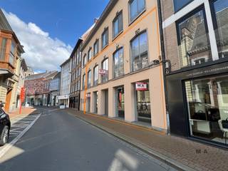 <p><span>Pop-up verhuurd tot 30 april 2027. Mooie winkelruimte met 15 meter gevel/etalage.</span></p><p><span>Dit vakkundig gestileerde en monumentale pand, waar jarenlang een bekende modezaak was gevestigd, staat te huur. Het winkelpand is instapklaar en perfect voor ondernemers die op zoek zijn naar een unieke en prestigieuze locatie.  Deze verhuring betreft het volledige pand, dus de winkel van 358 m² met  woonst (groot appartement op de 2e verdieping).</span></p><p><span>Kenmerken van het Pand:</span></p><p><span>·        </span><span>Ruime indeling</span><span>: Voorzien van verschillende ruime paskamers, ideaal voor een comfortabele en luxe winkelervaring.</span></p><p><span>·        </span><span>Veiligheid</span><span>: Uitgerust met een modern alarmsysteem en een rolluik voor optimale beveiliging.</span></p><p><span>·        </span><span>Extra comfort</span><span>: Inclusief een nette WC voor klanten en personeel.</span></p><p><span>·        </span><span>Uniek terras</span><span>: Een ruim terras biedt de perfecte setting voor evenementen, productlanceringen of sfeervolle bijeenkomsten.</span></p><p><span>·        </span><span>Indrukwekkende etalage</span><span>: Met een etalage van maar liefst 15 meter is dit pand een echte blikvanger en ideaal voor window-shopping maar waarbij u de klant aangenaam ontvangt.</span></p><p><span>Dit handelspand biedt niet alleen ruimte en comfort, maar ook een bijzondere sfeer die elke winkelervaring onvergetelijk maakt. De unieke combinatie van historische charme en moderne faciliteiten maakt dit de perfecte plek voor een nieuwe winkel, een pop-up store (vraag naar de voorwaarden mbt termijn), of een flagship store.</span></p><p><span>Locatie:</span></p><p><span>Gelegen in een winkelstraat omgeven door andere prestigieuze winkels en horeca, trekt deze locatie dagelijks veel voetgangers.</span></p><p><span>Waarom dit pand huren?</span></p><p><span>Een unieke kans om uw merk te vestigen in een iconisch en stijlvol pand.</span></p><p><span>Ideaal voor het organiseren van evenementen en productlanceringen dankzij het ruime terras en de indrukwekkende etalage.</span></p><p><span>Instapklaar en voorzien van alle moderne gemakken en veiligheidsmaatregelen.</span></p><p><span>Grijp deze unieke kans en maak van dit monumentale pand het nieuwe thuis voor uw onderneming. Neem vandaag nog contact met ons op voor meer informatie of om een bezichtiging in te plannen.</span></p><p><span>De vermelde huurprijs is enkel voor het commercieel gedeelte: gelijkvloers met verdieping 1.  De onroerende voorheffing is ten laste van de huurder.</span></p><p><span>MCA-Vastgoed is dagelijks telefonisch bereikbaar op 0485 34 56 71. Met plezier maken wij voor u een afspraak voor een plaatsbezoek.</span></p><p><span> </span></p><p><span>Opmerking</span><span>: bij </span><span>pop-up</span><span> verhuur tot 6 maanden wordt de vermelde huurprijs verhoogd met </span><span>21% BTW</span><span>.  Dit conform de verplichte btw-heffing op kortdurende onroerende verhuur (art. 44, § 3, 2°, a), zevende streepje Btw-Wetboek).</span></p>