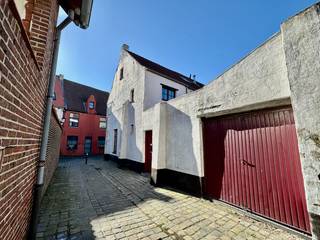 Charmante HALFOPEN STADSWONING met twee slaapkamers en TUINTJE, centraal en rustig gelegen nabij de Brugse Vesten. Indeling: inkom met...