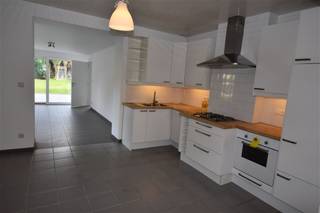 Century21 ImmoNero stelt voor een ruime, volledig gerenoveerde woning (2015) met 4 slaapkamers en tuin in de nabijheid van openbaar vervoer. De woning bestaat uit: GV: inkom+wc, traphal, leefruimte met volledig ingerichte keuken van 50m², wasplaats 7m². Afzonderlijke garage 1 wagen. Verdiep: 4 ruime slaapkamers (18m², 16m², 17m², 18m²) en 2 badkamers, telkens met bad en douche. 3 wc's, zolder en kelder. CV= gas condensatie, ramen= PVC, dubbel glas.Vrij vanaf 1 September 2026VRIJ BEZOEK op WOENSDAG 19 augustus tussen 17.00 en 17.30