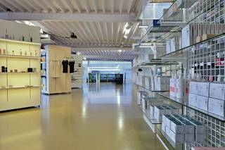 Perfect ingerichte kantoorverdieping (ca. 500 m²) op de eerste verdieping te huur op de Leite. Volledige kantooroppervlakte bedraagt ca. 500 m²,...