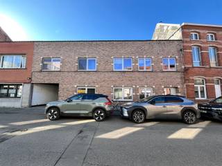 This ground-floor apartment is located within walking distance from the center of Mechelen and near the E19 Mechelen-Brussels exit.The apartment comprises a spacious living room followed by a fitted kitchen opening onto the terrace.Furthermore, the apartment has an entrance hall, night hall, 2 bedrooms, laundry room and a bathroom with bathtub, single sink and toilet.The terrace with a surface of 35m² also offers the possibility of placing a bicycle.There are no common charges, all utilities are individual.The windows and doors were recently renewed, in other words, the energy value of this property will evolve positively compared to the published value.