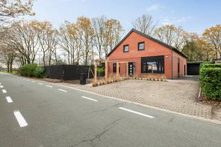 Volledig gerenoveerde villa (5/6 slpk – 2 badk) met ruime garage op een unieke locatie, omgeven door een prachtig wijds landelijk verzicht...