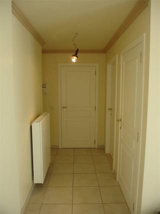 Mooi lichtrijk appartement met 2 slaapkamers, terras, zolder en garage aan de rand van het centrum van Alken, vlakbij het station. ...