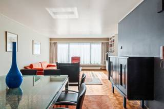 Op zoek naar een goed onderhouden appartement met twee ruime slaapkamers, een terras én een garage? Dan is dit appartement aan de Bikschotelaan in Borgerhout er eentje om op je radar te zetten.<br /><br />De ruime leefruimte met mooie parketvloer biedt plaats voor een gezellige zithoek en eetruimte. Een fijne plek om thuis te komen.<br /><br />De keuken is functioneel, maar kan een hedendaagse update gebruiken. Ideaal voor wie graag zijn eigen stempel op de woning drukt. Verder zijn er twee volwaardige slaapkamers en een extra dressing/werkruimte. Home office, dressing of hobbyruimte… jij kiest!<br /><br />De badkamer is praktisch ingericht en voorzien van een inloopdouche.<br /><br />Achteraan vind je een aangenaam terras, waar je rustig kunt genieten van een koffietje of een zonnige dag.<br /><br />En alsof dat nog niet genoeg is, beschikt het appartement ook over een garage op het gelijkvloers. Gedaan met rondjes rijden op zoek naar een parkeerplaats. <br /><br />+ 2 ruime slaapkamers<br />+ Leefruimte met parket<br />+ Te renoveren keuken<br />+ Badkamer met inloopdouche<br />+ Aparte dressing/werkruimte<br />+ Terras achteraan<br />+ Garage op het gelijkvloers<br /><br />Een goed onderhouden appartement met een stevige basis én heel wat mogelijkheden om er helemaal je eigen thuis van te maken.<br />Vg, wg, gmo, gvv, geen overstromingsgevoelig gebied,
