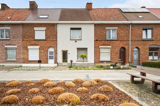 <p>Leuke, te renoveren woning met TUIN in Ronse. INDELING: inkom, ruime leefruimte, toegang naar keuken met aparte eethoek, wasruimte, apart toilet en berging. Op de eerste verdieping bevinden zicht 2 slaapkamers en een badkamer, de geïsoleerde zolder kan ingericht worden als derde slaapkamer. TROEVEN: Rustige ligging, TUIN, dubbele beglazing, verwarming op aardgas.</p>