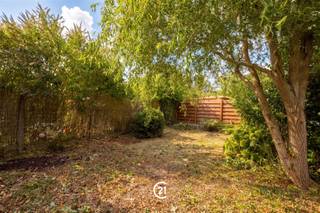 <p>Te renoveren woning op een rustige ligging in Herzele.</p><p>In de Tolstraat in Herzele vindt u deze woning met heel wat mogelijkheden.</p><p>Het gelijkvloers omvat de leefruimte met keuken en aansluitend de veranda.<br />Op de eerste verdieping bevinden zich drie slaapkamers. Daarnaast beschikt de woning over een kelder en een zolder.</p><p>Buiten geniet u van zowel een koer als een tuin toegankelijk via een aparte ingang.</p><p>Een interessante opportuniteit voor wie op zoek is naar een renovatieproject met veel potentieel.<br />Benieuwd? Aarzel niet en contacteer ons voor meer informatie en het inplannen van een bezoek ter plaatse.<br /> </p>