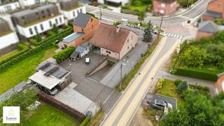 <strong>Prachtige instapklare villa met volledige onderkeldering op rustige en strategische ligging</strong><br /><br />Bent u op zoek naar een stijlvolle villa waar comfort, ruimte en kwaliteit perfect samenkomen? Dan zal deze uitzonderlijk goed onderhouden woning u meteen weten te charmeren.<br /><br />Deze instapklare villa is gelegen op een rustige, maar strategische locatie en biedt alle hedendaagse comfort gecombineerd met een uitstekende afwerking en tal van extra troeven.<br />Bij het betreden van de woning komt u terecht in een verzorgde inkomhal die toegang geeft tot de ruime en lichtrijke leefruimte met gezellige zithoek. Aansluitend bevindt zich de volledig vernieuwde keuken, perfect uitgerust voor dagelijks comfort en gezellige familiemomenten.<br />Verder beschikt het gelijkvloers over een praktische berging, een apart gastentoilet, een stijlvolle badkamer én een volwaardige slaapkamer. Dankzij deze indeling is gelijkvloers wonen perfect mogelijk.<br /><br />Op de verdieping bevinden zich nog twee ruime slaapkamers met de mogelijkheid om eenvoudig een vierde slaapkamer te creëren, ideaal voor grotere gezinnen, een hobbyruimte of thuiskantoor.<br /><br />De woning is volledig onderkelderd en beschikt over een inpandige garage met sectionale poort, wat zorgt voor extra opslagruimte, werkmogelijkheden en optimaal gebruiksgemak.<br />Ook op technisch vlak scoort deze villa uitstekend:<br />
<ul>
<li>Airconditioning op het gelijkvloers</li>
<li>Warmtepomp voor warm water</li>
<li>Zonnepanelen</li>
<li>Alarmsysteem</li>
<li>Ingebouwde maatkasten</li>
</ul>
<br />Buiten geniet u van een volledig afgesloten tuin met automatische toegangspoort, wat privacy en veiligheid garandeert. Daarnaast is er een ruime carport voorzien die plaats biedt voor maar liefst twee mobilhomes — een absolute meerwaarde voor liefhebbers van reizen en outdoor leven.<br /><br />Troeven van deze woning:
<ul>
<li>Instapklare villa</li>
<li>Volledig onderkelderd</li>
<li>Nieuwe keuken</li>
<li>3 à 4 slaapkamers</li>
<li>Airco en warmtepomp</li>
<li>Zonnepanelen</li>
<li>Alarminstallatie</li>
<li>Ingebouwde maatkasten</li>
<li>Volledig afgesloten perceel met automatische poort</li>
<li>Inpandige garage met sectionale poort</li>
<li>Carport voor 2 mobilhomes</li>
<li>Rustige én strategische ligging</li>
<li>Uitzonderlijk goed onderhouden</li>
</ul>
<br />Kortom, deze villa biedt een unieke combinatie van comfort, ruimte, energiezuinigheid en kwaliteit op een toplocatie. Een ideale woning voor wie zorgeloos wil genieten van stijlvol wonen.<br />Contacteer ons vandaag nog voor een bezoek en laat u verrassen door de charme en mogelijkheden van deze prachtige eigendom. info@lotemvastgoed.be ook uw woning verkopen? neem vrijblijvend contact op.<br /><br />