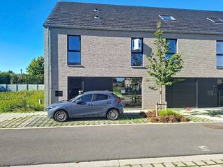 Lot 44 is een halfopen bebouwing met moderne bouwstijl : 2 bouwlagen met hellend dak.<br />Deze woning staat ruwbouwwinddicht momenteel en kan tamelijk snel instapklaar gemaakt worden. <br /><br />GELIJKVLOERS : inkom, wc, ruime living, open keuken met eiland, ruime berging.<br />EERSTE VERDIEPING : 1 grote slpk, 2 kinderkamers, ingerichte badkamer met inloopdouche, badkamermeubel met dubbele lavabo, aparte wc. ZOLDER : 2<sup>de</sup> vaste trap. Technische ruimte met berging, mogelijkheid tot inrichten van zeer ruime <sup> </sup>4<sup>de</sup> slaapkamer, bureauruimte of hobbyruimte. Parkeren op eigen terrein kan, want vergunning carport is in orde ! Gezellige tuin met perfecte oriëntatie !<br /><br />Deze woning wordt volledig afgewerkt aangeboden met ingerichte keuken en badkamer, bevloering en vloerverwarming.<br />Superenergiezuinige woning (E 8) door warmtepomp, doorgedreven isolatiepakket, ventilatiesysteem D en pakket zonnepanelen.<br /><br />Deze woning wordt gebouwd in een nieuw woonproject in het centrum van Beveren-Leie, meer bepaald op de site Vanmarcke tussen de Sint-Jansstraat en de Grote en Kleine Heerweg. Rustig gelegen en voldoende groene ruimte aanwezig.<br />Goeie mobiliteit met winkels, scholen en ontspanningsmogelijkheden vlakbij.<br />Prijs excl. btw en kosten. <br />Meer info via 09 280 60 60 of mail naar info@durabrik.be.<br />Bezoek onze kijkwoning ter plaatse op afspraak!<br /><br />*afbeeldingen en oppervlaktes zijn indicatief