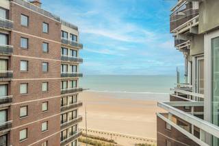 Deze studio met aparte slaapruimte en zijdelings zeezicht is instapklaar en zeer centraal gelegen, op de zevende verdieping van de residentie Melrose, pal in het centrum van Middelkerke, vlakbij winkels, Zeedijk en het casino.Indeling:- inkomhal- lichtrijke leefruimte van waar u geniet van lateraal zeezicht- vernieuwde keuken - vernieuwde badkamer met douche, toilet, lavabo meubel en spiegelkast- aparte slaapruimte- balkonTroeven:- zeer centrale ligging vlakbij zee, casino, winkels en openbaar vervoer- gemeenschappelijke fietsenberging- zijdelings zeezicht- instapklaar- conforme keuring elektrische installatie- EPC label AInteresse in deze centraal gelegen, zonnige studio? Neem contact met ons op voor meer informatie of een bezoek!