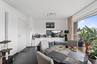 <p>Altro Vastgoed verkoopt! Dit lichtrijk en kwalitatief afgewerkt appartement is gelegen in de Bronnenweelde te Dikkelvenne, centraal en doch rustig gelegen. In de directe omgeving vindt u een bakkerij, supermarkten, restaurantgelegenheden, basisschool, apotheek, station en allerhande kleine ondernemingen. Het appartement heeft een totale oppervlakte van circa 60 m² excl. terras over de volledige lengte. Het appartement is energiezuinig, voorzien van hoogwaardige materialen en voldoet al aan het hedendaags comfort. Indeling als volgt: inkomhal met afzonderlijk toilet, woonkamer met open, volledig ingerichte keuken (voorzien van alle toestellen), berging, slaapkamer met aangrenzende badkamer voorzien van alle comfort. Op de kelderverdieping bevindt zich een extra berging. Naast het appartementsgebouw is ook een toegewezen parkeerplaats aanwezig, inbegrepen in de verkoopprijs. Het appartement is beschikbaar mits inachtneming van de huurders. Syndicuslasten: 60 EUR / maand. Informeer alvast naar alle info van dit pand.</p>