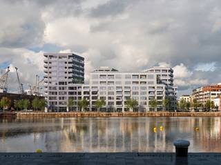 <p><span>Genesteld tussen het water van de Schelde en het Bonapartedok vindt Friendship Residence haar plek, als een eerbetoon aan de rijke geschiedenis van deze bijzondere locatie. Hier smelt het levendige ritme van de stad samen met de rust van het water.</span><br /><span><br />Voor het ontwerp van Friendship Residence bundelden het Antwerpse bureau HUB Archi- tecten en het Londense DRDH Architects lokale voeling en internationaal perspectief.</span><br /><br />De uitstraling van Friendship Residence is van buitenaf meteen indrukwekkend. Hoogwaardige gevels met groene accenten, verfijnde detaillering en royale raampartijen vormen een esthetische verrijking voor de omgeving. Er is bewust gekozen voor minerale materialen die de locatie eer aandoen, variërend van de kenmerkende pakhuisstijl tot stadsgebouwen met baksteenaccenten.<br /><br />Die kwaliteit voelt u tot in de kleinste details bij aankomst. Via de luxueuze inkompartijen betreedt u de gebouwen, een stijlvolle overgang van de stad naar uw persoonlijke haven.<br /><br />Voor het ontwerp van de royale binnentuin tekende de gerenommeerde landschapsarchitect Erik Dhont. Met internationale realisaties én als laureaat van de prestigieuze wedstrijd voor de nieuwe paleistuinen in Brussel, staat dit bureau garant voor een ontwerp van koninklijke klasse.<br /><br />De charme van deze verborgen oase nodigt uit tot vertragen en beleven. Een samenspel van bloemen, struiken en bomen creëert een luwte die het tempo van de stad even doet vergeten. Natuurstenen paden leiden u langs een spiegelvijver, met rustpunten om te genieten van zon en schaduw.</p>
<div>
<div>
<div>
<div>
<p><span>Blok F is het summum van premium wonen in Friendship Residence. Een gebouw dat flexibiliteit, grandeur en toekomstgericht wonen belichaamt. De royale appartementen, variërend van 129 tot 274 m2, vloeien over in zonovergoten zuidterrassen met een uitzicht op het Bonapartedok, het MAS en de Antwerpse skyline. Aan de andere zijde verbluffen ze met een weids perspectief op de binnentuin. </span></p>
<p><span>De luxueuze woonbeleving zet zich voort op het gelijkvloers, met ruimte voor galerijen, exclusieve boetieks en verfijnde gastronomie voor een levendige en mondaine sfeer aan het water.<br /><br />Parking aan te kopen vanaf 45.000 euro</span></p>
</div>
</div>
</div>
</div>