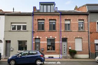 <p><span>In een rustige straat te Muizen (Mechelen) bevindt zich deze karaktervolle woning met tal van charmante elementen, ideaal voor wie op zoek is naar een woning met potentieel die men volledig naar eigen smaak kan inrichten.</span></p><p><span>De woning verwelkomt u via een ruime inkomhal die leidt naar de gezellige leefruimte met authentieke elementen en veel lichtinval. Achteraan bevindt zich de eetkamer met open keuken, met zicht op de tuin en directe toegang tot het terras.</span></p><p><span>Op de verdiepingen bevinden zich 3 ruime slaapkamers.</span></p><p><span>Buiten geniet u van een aangename, ruime tuin, ideaal om te ontspannen, tuinieren of gezellig te tafelen.</span></p><p><span>De ligging is een absolute troef: rustig gelegen met een vlotte verbinding Mechelen - Leuven - Brussel - Antwerpen, en met openbaar vervoer, scholen en winkels nabij.</span></p><p><span>Renovatieplicht EPC: binnen 6 jaar na aankoop = verplichte renovatie tot label D of beter.</span></p><p><span> </span></p>