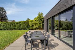 Exclusieve, energiezuinige woning met verfijnde afwerking aan de rand van Aalst.Deze stijlvolle woning werd grondig gerenoveerd in 2013 en 2018, met aandacht voor kwaliteit, comfort en duurzaamheid. Via de elegante inkomhal betreed je in de ruime leefruimte met open keuken, uitgerust met hoogwaardige toestellen en alle hedendaags comfort; Dankzij de grote raampartijen geniet je van een overvloed aan natuurlijk licht en een prachtig uitzicht op het terras en de zonnige, zuidgerichte tuin.De woning beschikt daarnaast over verschillende praktische bergruimtes en een veelzijdige bureau- of hobbyruimte, zowel op het gelijkvloers als op de verdieping.Op de eerste verdieping bevinden zich vier volwaardige slaapkamers, een dressing en een ruime badkamer met ligbad, inloopdouche, dubbele wastafel en toilet.De inpandige garage met elektrische poort, cv met aardgas en vloerverwarming, zonnepanelen, 2 autostaanplaatsen zijn tevens troeven die deze woning tot een topper maken.Een instapklare woning waar ruimte, comfort en energiezuinig wonen hand in hand gaan.Info en bezoek : Marc 0475 595959 marcd@derick.be