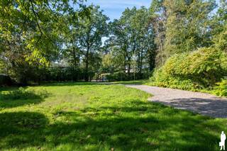 <strong>Ruime grond van ca. 1.520 m² voor open bebouwing in Zoersel</strong><br /><br /><strong>Op een rustige en groene locatie aan de Antwerpsedreef in Zoersel bevindt zich dit royale perceel van ca. 1.520 m², bestemd voor de realisatie van een vrijstaande eengezinswoning. Met een straatbreedte van ca. 31,5 meter, een diepe noordoostelijk georiënteerde tuin en een ruime bouwzone biedt het perceel mooie mogelijkheden voor het realiseren van een eigentijdse woning op maat.</strong><br /><br /><strong>Belangrijkste troeven:</strong><br />
<ul>
<li>Perceeloppervlakte van ca. 1.520 m²;</li>
<li>Straatbreedte van ca. 31,5 meter;</li>
<li>Diep perceel met noordoostelijk georiënteerde tuin;</li>
<li>Bestemd voor een vrijstaande eengezinswoning;</li>
<li>Maximale bouwdiepte van 17 meter;</li>
<li>Verschillende mogelijkheden qua architectuur en dakvorm;</li>
<li>Bestaand gemetseld bijgebouw/atelier met carport achteraan dat volgens de aanvraag behouden kan blijven;</li>
<li>Toegangspoort en smeedijzeren hekwerk;</li>
<li>Groen karakter met bestaande bomen rondom en achteraan het perceel</li>
</ul>
<strong>Voorgestelde stedenbouwkundige mogelijkheden volgens de ingediende verkavelingsaanvraag:</strong><br />
<ul>
<li>Bouwlijn op 10,70 meter uit de rooilijn, aansluitend op de voorgevelpositie van de rechts aanpalende woning nr. 67</li>
<li>Maximale bouwdiepte van 17 meter</li>
<li>Zijgevels op minimaal 3 meter van de perceelsgrenzen</li>
<li>Maximale bouwhoogte van 6,5 meter</li>
<li>Bij uitvoering met plat dak maximale bouwhoogte van 7 meter</li>
<li>Maximale nokhoogte van 11 meter</li>
<li>Mogelijkheid tot schuin dak, plat dak of ronde/afgeronde dakvorm</li>
<li>Bijgebouwen mogelijk binnen de voorziene zone, met een gezamenlijke oppervlakte van maximaal 75 m²</li>
</ul>
<strong>Tuin en buitenruimte</strong><br />
<ul>
<li>Royale en diepe noordoostelijk georiënteerde tuin</li>
<li>De bestaande bomen bevinden zich voornamelijk rondom en achteraan het perceel en dienen maximaal behouden te blijven</li>
<li>De voorziene bouwzone zelf is vrij van bomen</li>
<li>Mogelijkheid tot aanleg van een zwembad of vijver volgens de voorgestelde voorschriften</li>
<li>Grondwaterpomp</li>
</ul>
<strong>Optioneel naastgelegen villa<br /></strong>Aansluitend aan dit perceel bevindt zich Antwerpsedreef 67, een royale villa op een uitzonderlijk groen domein van ca. 4.708 m². De villa wordt afzonderlijk te koop aangeboden en kan, indien gewenst, samen met dit perceel worden aangekocht. Zo ontstaat een bijzonder geheel met veel ruimte, groen en privacy.<br /><br /><strong>De verkavelingsaanvraag werd ingediend; de vermelde bouwmogelijkheden en voorschriften zijn gebaseerd op deze aanvraag en blijven onder voorbehoud van de definitieve goedkeuring door de gemeente.</strong><strong><br /></strong>