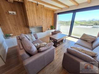 Dit prachtige appartement is kwalitatief ingericht met rustieke elementen. Een mooi pluspunt is het uitzicht op het beschermde duingebied op...