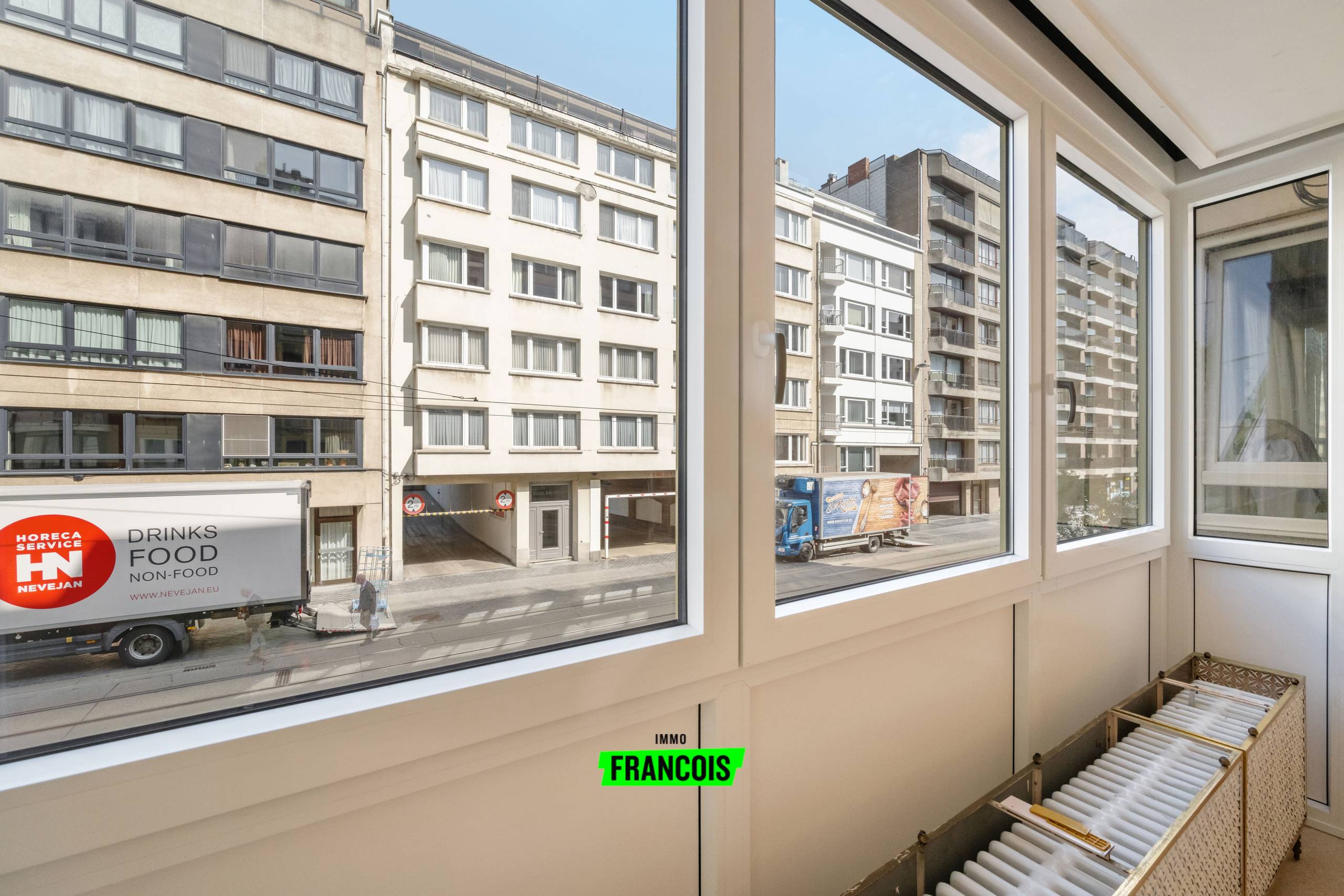 Licht op te frissen twee slaapkamer appartement in centrum Oostende. - foto 4