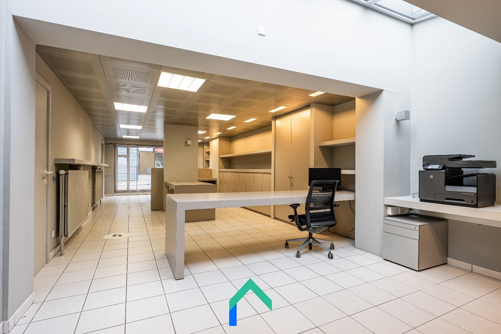 Instapklare handelsruimte met gerenoveerd duplexappartement in hartje Meulebeke - foto 4