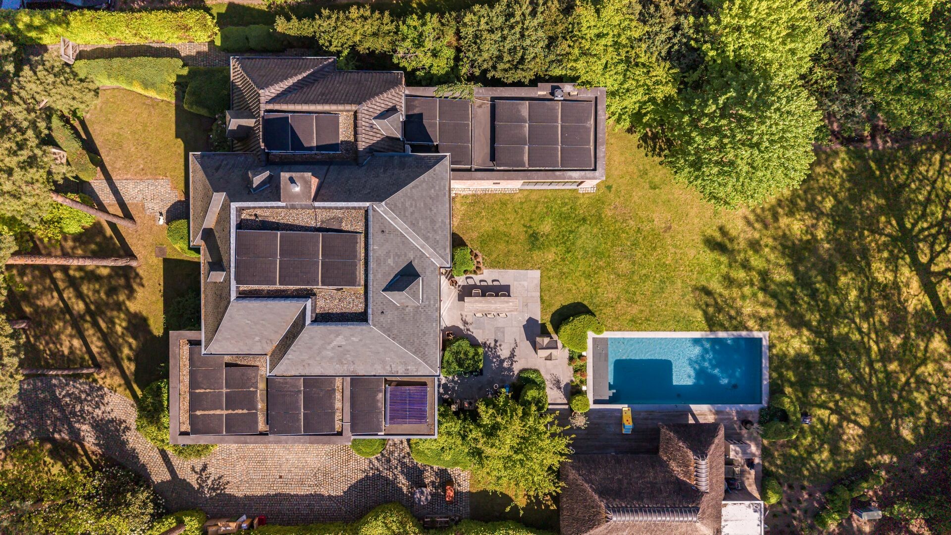 Exclusief en energiezuinig landhuis met verwarmd zwembad, praktijkruimtes, poolhouse en bosrijke tuin op 3.431 m² te Hasselt. - foto 3