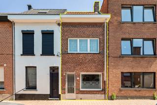 <p><span>Op zoek naar een woning die u volledig naar eigen smaak kan afwerken? Dan biedt deze </span><span>centraal gelegen</span><span> woning in Duffel heel wat mogelijkheden.</span></p><p><span>Via de inkomhal betreedt u de ruime leefruimte, waar voldoende plaats is voorzien voor zowel een gezellige zithoek als een eetplaats. Aansluitend bevindt zich de open keuken, die rechtstreeks uitgeeft op de buitenruimte.</span></p><p><span>De </span><span>koer biedt verrassend veel potentieel</span><span>. Door het verkleinen of verwijderen van de bestaande berging kan deze ruimte eenvoudig worden uitgebreid tot een aangename stadskoer waar u in alle rust kan genieten, midden in het centrum van Duffel.</span></p><p><span>Op de eerste verdieping bevinden zich een ruime slaapkamer en een comfortabele badkamer. Via een vaste trap bereiken we de zolderverdieping, die eenvoudig kan worden afgewerkt tot een </span><span>tweede volwaardige slaapkamer</span><span>.</span></p><p><span>Een belangrijke troef van deze woning is dat </span><span>zowel het hellend als het plat dak</span><span> reeds </span><span>vernieuwd en geïsoleerd</span><span> werden, wat een stevige investering bespaart. Hoewel de woning momenteel beschikt over een EPC-label E, kan dit met een relatief eenvoudige ingreep aanzienlijk verbeterd worden. Door de bestaande accumulatiekachels te vervangen door een lucht-luchtwarmtepomp kan reeds een EPC-label B worden behaald.</span></p><p><span>De woning geniet bovendien van een uitstekende ligging in het centrum van Duffel, op wandelafstand van winkels, scholen, openbaar vervoer en andere dagelijkse voorzieningen.</span></p><p><span>Een uitstekende kans voor starters, investeerders of gezinnen die hun eigen woonproject willen realiseren. </span></p>