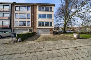 <p><span>Dit unieke hoekappartement op de tweede verdieping biedt u een ongekende woonervaring. Dankzij de hoekligging en de grote raampartijen baadt de woning de hele dag in het natuurlijke licht.</span></p><p><span>De highlights:</span></p><ul><li><span>Maximale privacy:</span><span> Slechts één appartement per verdieping.</span></li><li><span>Licht &amp; Ruimte:</span><span> Royaal hoekappartement met 2 volwaardige slaapkamers.</span></li><li><span>Toegankelijkheid:</span><span> Gelegen op de 2e verdieping, vlot bereikbaar met de </span><span>lift</span><span>.</span></li><li><span>Buitenruimte:</span><span> Gebruik van het aangename </span><span>gemeenschappelijk terras</span><span> op het gelijkvloers.</span></li><li><span>Parkeercomfort:</span><span> Inclusief private </span><span>garagestaanplaats én oprit</span><span> (staanplaats).</span></li><li><span>Bergruimte:</span><span> Grote berging op gelijkvloers</span></li></ul><p><span>Ligging:</span><span> Gelegen op de hoek van de Hemelakkers, bevindt u zich in een van de meest gegeerde straten van Brasschaat. Op wandelafstand vindt u de bruisende Bredabaan met zijn winkels en horeca, terwijl het Park van Brasschaat vlakbij is voor een ontspannende wandeling.</span></p><p><span>Indeling:</span><span> U betreedt het appartement via de centrale hal (met lift die direct op uw verdiep uitkomt). De ruime leefruimte geniet van een prachtig open zicht dankzij de hoekligging. Verder beschikt het appartement over een ingerichte keuken, twee comfortabele slaapkamers en een verzorgde badkamer. Uw wagen parkeert u veilig in de inpandige garage of op de bijbehorende oprit.</span></p><p><span>Huurprijs: 1250€ /maand </span></p><p><span>Gemeenschappelijke kosten: 50€</span></p><p><span>Interesse? Gelieve het formulier in te vullen op <span>https://www.sinjoor.be</span></span><span> , onderaan de advertentie van het appartement. Vervolgens neemt de dossierverantwoordelijke contact met u op.</span></p><p><span> </span></p>