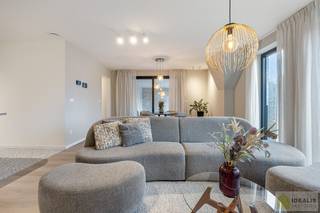 IDEALIS VASTGOED - Exclusief wonen in het bruisende centrum van Lommel. Stap binnen in Residentie Het Burgemeestershuis en beleef hoe comfortabel wonen kan zijn. Wilt u thuiskomen in uw prachtige appartement of woning en omarmt worden door rust en kwaliteit? Dit prestigieuze project bestaat uit 9 luxe appartementen én 5 luxe woningen (laatste te koop!), afgestemd op mensen die willen leven op niveau en baden in kwaliteit.<br />Door het gebruik van volumes en hoogwaardige materialen en leveranciers heeft dit project als geheel een luxueuze uitstraling.<br />Het strakke en verfijnde ontwerp zorgt voor een opvallende verschijning in het straatbeeld van Lommel.<br /><br />Dit heerlijke en volledige afgewerkte/ingerichte appartement beschikt over een zeer ruime en open leefruimte met luxueuze half-open keuken. Verder beschikt het appartement over een prachtige hoofdslaapkamer, tweede slaapkamer, badkamer voorzien van dubbele lavabo en inloopdouche, berging vestiaire en nog een apart toilet. De ondergrondse autostaanplaats en berging zijn middels de lift bereikbaar.<br />•Niveau: Verdieping 2<br />•Slaapkamers : 2<br />•Oppervlakte: 98,6m² (bruto 113m²)<br />•Oppervlakte terras: 19<br /><br />Grond: excl. €85.000,00 – incl. €95.200,00<br />Constructie: excl. €290.000,00 – incl. €350.900,00<br />Totaal: excl. €375.000,00 – incl. €446.100,00<br /><br />Bovenvermelde prijzen zijn inclusief berging en autostandplaats en exclusief notariskosten en aansluitingskosten.<br />- Appartement wordt opgeleverd met maximum E-Peil van E20, is voorzien van extra zonnepanelen én warmtepomp.<br />- Glazen steellook deur<br />- Spatwand keuken betegeld<br />- Volledig geschilderd<br />- Extra lichtpunten mét armaturen inbegrepen<br />- Vitrages en meubels inbegrepen!!<br /><br />Benieuwd naar dit project? Ons IDEALIS Team geeft U met plezier en steeds vrijblijvend de nodige informatie via e-mail , ter plaatse of op ons kantoor te Pelt.<br />Wenst U advies omtrent uw eigen woning? Graag plannen wij vrijblijvend met U een afspraak in om onze expertise met U te delen, steeds tot Uw dienst!!<br />Neem contact op met IDEALIS VASTGOED op 011/515 565 of mail naar info@idealisvastgoed.be!