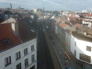 Deze heel goed gelegen <strong>handelsruimte en studio</strong> nr 39 en <strong>kamerwoning met 5 kamers </strong>nr 39A zijn gelegen vlabij <strong>Portus Ganda, </strong>op wandelafstand van Dampoort station. Heel goede bereikbaarheid en alle winkels en openbaar vervoer in de buurt. De woning is gerenoveerd. <br />De vermelde woningen voldoen aan de kwaliteitsnormen van de Vlaamse Codex Wonen van 2021. De controle is uitgevoerd in 2023. Conformiteitsattest HP23-009983. <br />Studentenverhuur en vaste verhuur mogelijk, vast inkomen 3000 euro/maand. <br /><br /><strong>De woning heeft een gelijkvloer en 3 verdiepen. </strong><br />-gelijkvloer: handelspand (nu een massagesalon, mogelijk handel, horeca, kantoor,...) en studio<br />-1ste verdiep: keuken en kamer voor<br />-2de verdiep: kamer voor en kamer achter<br />-3de verdiep: kamer voor en kamer achter<br />1 gemeenschappelijke badkamer en keuken. 2 kamers hebben een eigen badkamer, 1 kamer heeft een wastafel. <br /><br />Watertoets: geen overstromingsgevoelig gebied: P-score A, G-score A<br />Brandveiligheid: de kamerwoning beantwoordt aan de bijzondere voorwaarden opgelegd in de vigerende reglementering. Gunstig advies (2023). <br />Electriciteit is conform voor de 5 kamers. <br />Stedenbouwkundige inlichtingen: woongebieden met kultureel- historische en/of esthetiische waarde, voorkooprecht, vergunningen, gaan verkavelingsvergunning, geen rechterlijke herstelmaatregel of bestuurlijke maatregel opgelegd. <br /><br />EPC opgemaakt in 2018, renovaties later in 2021 en 2022 namelijk dakisolatie en nieuwe verwarming CV op condensatie aardgas!!! De scores gaan nu dus veel beter zijn. <br />EPC Bus 1 519 kWh/m<sup>2</sup>jaar<br />EPC Bus 2 594 kWh/m<sup>2</sup>jaar<br />EPC Bus 3 592 kWh/m<sup>2</sup>jaar<br />EPC Bus 4 1793 kWh/m<sup>2</sup>jaar<br />EPC Bus 5 1606 kWh/m<sup>2</sup>jaar<br /><br /><strong>Voor meer info of een bezoek bel 0475757251 of philip@ocvastgoed.be</strong><br /> 