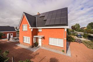 Deze ruime open bebouwing vinden we terug in aangename omgeving te Evergem.<br /><br />Huidige eigenaren kochten de woning in 1993 en hebben sindsdien de eigendom fantastisch goed onderhouden en opgefrist waar nodig! In recente jaren werden enkele doordachte investeringen gedaan, zowel op energetisch als op technisch vlak. De combinatie van dit alles zorgt ervoor dat de gebouwen in fantastische staat verkeren.<br /><br />Indeling van de woonst:<br />inkomhal, eetplaats, zithoek, geïnstalleerde keuken (2010), berging/wasplaats, toilet, badkamer. Op de 1ste verdieping vinden we de nachthal, een 2de toilet en 3 volwaardige slaapkamers. Er is een ruime zolder en droge kelder aanwezig.<br />In het garagegebouw zijn er nog een werkplaats, geïnstalleerde sauna en een ingerichte gastenkamer met extra sanitair voorzien. <br /><br />Technisch:<br />- EPC C (geen renovatieplicht)<br />- elektriciteit conform (inclusief schema's)<br />- geen asbestmaterialen gevonden (onderdak vernieuwd in 2000)<br />- centrale verwarming<br /><br /><br />Op zoek naar een ruime woning op een rustige locatie in Evergem? Aarzel dan niet om ons te contacteren voor een vrijblijvend bezoek via 0468/20 15 30 of quinten@qubic-vastgoed.be <br /> 