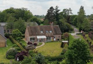 <strong>Vrijstaande villa (BJ 1997) met onder meer vier slaapkamers, twee badkamers en een inpandige garage, gelegen op een perceel van 1.256 m² in het gegeerde Drongen. </strong><br /><br />Hier woont u op een ruim hoekperceel, omgeven door groen en met een gevoel van vrijheid. De nabijgelegen Vinderhoutse Bossen en het Leeuwenhof vormen het ideale decor voor ontspannende wandelingen of een actieve levensstijl in de natuur. De Watersportbaan bevindt zich op korte fietsafstand en het centrum van Gent bereikt u in amper 15 min. rijden. <br /><br />Deze vrijstaande villa (ca. 240 m²) met ruime parkeermogelijkheden werd doorheen de jaren met zorg onderhouden en vormt een ideale basis (EPC C en asbestveilig) voor wie de woning naar eigen smaak wil opfrissen of personaliseren.<br /><br />Met een gevelbreedte van 18 meter en grote raampartijen naar de tuin genieten alle leefruimtes van een aangenaam ruimtegevoel en overvloedig daglicht.<br /><br />De slaapkamer en douchekamer op de gelijkvloerse verdieping kunnen eenvoudig worden omgevormd tot een praktijk- of bureauruimte met extra opslag, ideaal voor wie vaak thuis werkt of klanten wenst te ontvangen.<br /><br />De inpandige garage en droge kelder verhogen het wooncomfort. <br /><br />De volwassen tuin creëert een groen en rustgevend kader, met nauwelijks bebouwing in het zicht.<br /><br /><strong>Een bijzondere opportuniteit voor wie ruim en groen wil wonen in het gegeerde Drongen. </strong>