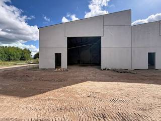 Nieuwe KMO-units te Roeselare, een modern en duurzaam bedrijventerrein bestaande uit 10 loodsen.<br /><br />In dit nieuwe KMO-park, *ARDOPOORT*, bieden wij een loods van 241,20 m² te koop aan, voorzien van een regenwaterput van 3000 liters. Er zijn ook 3 parkeerplaatsen te koop bij deze unit.<br /><br />Deze UNIT (nr. D) heeft een strategische ligging te Roeselare. Het bedrijventerrein is ideaal voor kleine en middelgrote ondernemingen die op zoek zijn naar een functionele, duurzame en goed bereikbare uitvalsbasis in West-Vlaanderen.<br /><br />Interesse? Neem contact met ons op voor meer info of een bezoek ter plaatse. De prijs is exclusief 21% BTW en exclusief kosten notaris, aansluitingskosten, ....