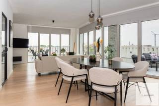 Op de bovenste verdieping van een architecturaal gebouw uit 2023, midden in de groene Tondelierwijk, bevindt zich dit uitzonderlijke penthouse waar ruimte, luxe, privacy en een adembenemend uitzicht over Gent centraal staan.<br /><br />Het appartement biedt 126,53 m² leefruimte en wordt omringd door maar liefst 113 m² terrassen. Grote raampartijen zorgen voor een prachtige lichtinval en weidse vergezichten over het park en de skyline van Gent. De terrassen vormen een echt verlengstuk van de leefruimte en laten u in alle privacy genieten van het buitenleven.<br /><br />Binnen wacht een royale leefruimte met hoge plafonds en parket, aansluitend op een luxueus afgewerkte keuken met kwalitatieve toestellen. Er zijn 2 slaapkamers, 2 badkamers, 1 apart toilet en een berging. Bovendien bestaat de mogelijkheid om een 3de slaapkamer of bureau te creëren.<br /><br />Vloerverwarming, warmtepomp, airco, zonnepanelen en zonnescreens zorgen voor optimaal comfort: EPC A+<br /><br />Extra troeven in het gebouw zijn 3 vaste fietsplaatsen en een gemeenschappelijke polyvalente ruimte met keuken, ideaal voor feestjes of bijeenkomsten.<br /><br />Winkels, scholen, sportcomplex en openbaar vervoer bevinden zich op wandelafstand, terwijl ook het historische centrum vlot bereikbaar is.<br /><br />Vraagprijs: € 898.000<br />Autostaanplaats optioneel aan te kopen aan € 50.000<br /><br />Een zeldzame combinatie van royaal buitenleven, luxueus wooncomfort en een prachtig uitzicht, vlak bij het hart van Gent.