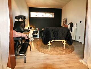 Bent u op zoek naar een professionele locatie voor uw praktijk of kantoor?
Dit instapklare handelspand biedt tal van mogelijkheden en is ideaal voor vrije beroepen, medische of paramedische praktijken, consultancy of kantooractiviteiten.
De bureau/praktijkruimte heeft een oppervlakte van 37m2. Deze zijn verdeeld in 2 aparte ruimtes.
Er zijn ook nog 2 andere ruimtes beschikbaar, en het volledig pand met 3 praktijkruimtes kan ook in zijn geheel gehuurd worden.
Het pand beschikt over drie afzonderlijke praktijkruimtes of burelen, een gemeenschappelijke wachtruimte , een toilet, een kitchenette/berging.
Vooraan het gebouw bevindt zich 2 gemeenschappelijke parkeerplaatsen.
Het handelspand geniet van een centrale ligging en biedt een uitstekende zichtbaarheid, ideaal voor diverse handels- of dienstverlenende activiteiten.
Dankzij de vlotte bereikbaarheid en de ruime parkeergelegenheid in de directe omgeving is het pand gemakkelijk toegankelijk. Bovendien bevindt het zich op wandelafstand van het centrum van Eeklo.
Interesse in dit centraal gelegen handelspand? Stuur een e-mail naar verhuur@vastgoedunicum.be of bel naar Unicum 09/366 16 15.