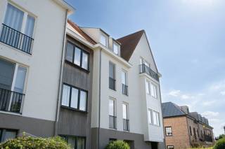 <p><span>LUXE PENTHOUSE MET RUIM ZUIDTERRAS NABIJ SCHILDE-DORP!</span></p><p><span>Op korte afstand van het centrum van Schilde bevindt zich dit stijlvol en uitstekend onderhouden drie slaapkamer penthouse met een bewoonbare oppervlakte van 174 m² en een zuidgericht terras van 24 m².</span></p><p><span>De lift brengt u rechtstreeks tot in de inkomhal met vestiairekast en gastentoilet. De ruime leefruimte geniet dankzij de hoge nok van een aangename loftsfeer en heeft een goede natuurlijke lichtinval omwille van schuifraam en ramen rondom. </span></p><p><span>Leefruimte omvat een salon met gashaard, eetplaats en airconditioning. Via het schuifraam bereikt u het zonnige terras met buitenberging, verlichting, automatische screens, zonneluifel en jacuzzi (overname mogelijk), waarvoor een stabiliteitsstudie werd uitgevoerd.</span></p><p><span>De luxueuze keuken is volledig ingericht en uitgerust met toestellen van Miele en Atag. Aansluitend bevindt zich een praktische berging met aansluitingen voor wasmachine en droogkast.</span></p><p><span>Via de nachthal bereikt u de masterbedroom met dressing en een badkamer met inloopdouche, lavabomeubels, ingemaakte kasten en toilet. Daarnaast is er nog een tweede en derde slaapkamer, waarvan één als mezzanine met dressing, en een tweede ruime badkamer met inloopdouche en maatkasten. Het appartement is overwegend afgewerkt met eiken parket, gecombineerd met tegelvloeren in keuken en badkamers, veel ingemaakte kasten, airco, alarmsysteem, videofonie, elektriciteit conform,...</span></p><p><span>Overname van jacuzzi, muziekinstallatie en gordijnen/lamellen is bespreekbaar. </span></p><p><span>Twee ondergrondse autostaanplaatsen met elk een privatieve berging zijn afzonderlijk aan te kopen aan € 30.000 per stuk. Eén staanplaats beschikt over een gekeurde hybride laadpaal. </span></p><p><span>De gemeenschappelijke kosten bedragen ca € 130 per maand.</span></p><p><span>Een bijzonder ruime penthouse waar hoogwaardige afwerking, comfort en een uitstekende ligging vlak bij Schilde-dorp samenkomen. Contacteer ons voor meer informatie of een bezoek ter plaatse.</span></p><p><span> </span></p><p><span> </span></p><p><span> </span></p><p><span> </span></p>
