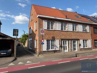 <p>Op zoek naar een woning die je volledig naar eigen smaak kan inrichten? Deze halfopen bebouwing met drie slaapkamers biedt een uitstekende basis voor wie niet bang is om de handen uit de mouwen te steken.</p>
<p>Bij het betreden van de woning kom je in de inkomhal die toegang geeft tot de leefruimte en aansluitend de keuken, met ruime veranda. De woning beschikt over drie volwaardige slaapkamers, ideaal voor gezinnen of wie extra ruimte wenst voor een bureau of hobbykamer.</p>
<p>Buiten geniet je van een aangename tuin waar het heerlijk vertoeven is. Achteraan het perceel bevindt zich een tuinberging, alsook een afgesloten garagebox (te bereiken via de zijstraat), wat zorgt voor extra comfort en parkeermogelijkheid.</p>
<p>De woning is op te frissen en te moderniseren, waardoor je de kans krijgt om ze volledig naar hedendaagse normen en jouw persoonlijke stijl aan te passen.</p>
<p>Troeven:</p>
<ul>
<li>3 slaapkamers</li>
<li>Aangename tuin</li>
<li>Afzonderlijke garagebox achteraan</li>
<li>Veel renovatiepotentieel</li>
<li>Ideaal voor starters of investeerders</li>
</ul>
<p>Ben je op zoek naar een woning met karakter en mogelijkheden? Dan is dit pand zeker een bezoek waard! Contacteer Bonne Vastgoed via 050/73.73.73 of via info@bonnevastgoed.be</p>
