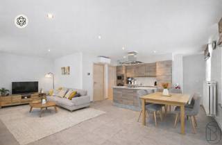 <p>Dit charmante huis is perfect instapklaar, goedgelegen in de Vlaamse Ardennen, de ideale investering! <br /><br />INDELING: gezellige leuke lichtruimte met open geïnstalleerde keuken, handige grote berging/wasplaats (ideaal voor fietsers), mooie badkamer, en op het verdiep bevinden zich 2 slaapkamers. <br />Handige extra grote (fietsen)berging.<br /><span>Compact perceel zonder tuin, ideaal als investering of starterswoning.</span> <br /><br />TROEVEN: goeie ligging, voorzien van zonnepanelen, perfect onderhouden en instapklaar. Mooie opbrengsteigendom. <br /><br />Bezoek na afspraak met Immo Beguin: info@immobeguin.be</p>
