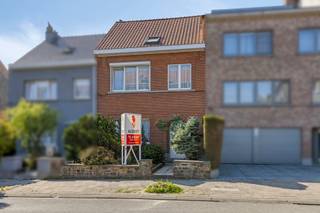 Vous êtes à la recherche d'une maison prête à emménager, avec suffisamment d’espace et une situation stratégique ? Cette charmante maison familiale...