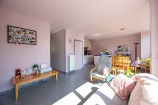 Dit éénslaapkamerappartement bevindt zich op de eerste verdieping van een kleinschalig gebouw in de Driehoekstraat, op wandelafstand van winkels, scholen en openbaar vervoer. De inkomhal geeft uit op een lichtrijke leefruimte met open keuken. Tussen beide bevindt zich een kleine berging met CV-installatie. De badkamer en slaapkamer liggen achteraan, gescheiden van de leefruimte, wat zorgt voor een rustige indeling. Er is ook een apart toilet en een handige ingemaakte kast in de gang. Het appartement heeft aluminium ramen met hoogrendementsglas en is uitgerust met parlofonie. Dankzij het EPC-label B en de conforme elektriciteit is dit een interessante opportuniteit voor wie zoekt naar een investering zonder zorgen. <br /><br />Troeven:
<ul>
	<li>Gunstige, centrale ligging in Ekeren</li>
	<li>Praktische indeling met aparte slaap- en badkamergedeelte</li>
	<li>Ingebouwde kast in de hal</li>
	<li>Individuele CV-ketel op gas</li>
	<li>Aluminium ramen met HR-beglazing</li>
	<li>Conforme elektriciteit</li>
	<li>EPC-label B</li>
	<li>Verhuurd – onmiddellijk rendement mogelijk</li>
</ul>
<br />Voor verdere info of een vrijblijvende bezichtiging 03 225 00 68 of mail naar laura@wellimmo.net<br /><br /><em>(afmetingen zijn indicatief)</em>