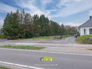 <span><strong>PERCEEL GROND VOOR OPEN BEBOUWING MET EEN OPPERVLAKTE VAN 52A34CA TE LANKLAAR.<br /><br /></strong><strong>TROEVEN<br /></strong>- Gelegen langs de Boslaan. </span><br /><span>- Goede commerciële ligging voor eventueel woning met kantoor, handel, ...</span><br /><span>- Ruim perceel van maar liefst 52a34ca.</span><br /><br /><span><strong>EXTRA INFO DIENST OMGEVING DILSEN-STOKKEM<br /></strong>- Eerste 50m gelegen in woongebied.</span><br /><span>- Achterliggende grond gelegen in woonuitbreidingsgebied.</span><br /><span>- Het woonuitbreidingsgebied kan niet ontwikkeld worden. </span><br /><span>- De voorbouwlijn wordt bepaald door AWV (Agentschap Wegen &amp; Verkeer) en zal vermoedelijk liggen op 8m achter de rooilijn. </span><br /><span>- Inplanting woning te bekijken in samenspraak met dienst omgeving omdat de woning aan de rechterzijde erg naar voor ligt en de woning aan de linkerzijde erg naar achteren. </span><br /><span><br />Bekijkt u deze advertentie via een aanverwante vastgoedsite, surf dan zeker naar onze website <strong>www.N78vastgoed.be</strong> voor een uitgebreide beschrijving en foto's. <strong>Meer info: +32 (0)89 86 18 88 of info@N78vastgoed.be.</strong></span>