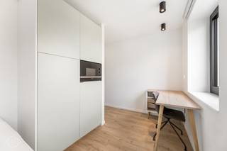 Op een absolute toplocatie in het centrum van Leuven, aan de Onze-Lieve-Vrouwstraat 50, bevindt zich deze comfortabele studentenkamer van ca. 18 m². De kamer is gelegen op de vierde verdieping en rustig achteraan in een kleinschalige residentie, waardoor je geniet van extra privacy en een aangename woonomgeving. Ze beschikt over een eigen badkamer en is praktisch ingericht met een bed van 140 x 200 cm, een ingebouwde koelkast, kleerkast en microgolfoven. Dankzij de centrale ligging bevinden faculteiten, winkels, horeca, openbaar vervoer en het historische stadscentrum zich allemaal op wandelafstand. De kamer is onmiddellijk beschikbaar en vormt een ideale uitvalsbasis voor een student die comfortabel en centraal wil wonen in Leuven. Huurprijs: €690/maand. Vaste kosten: €140/maand all-in, zonder eindafrekening. Interesse of graag een bezoek? Contacteer ons via info@homies.be of 016 15 37 11.